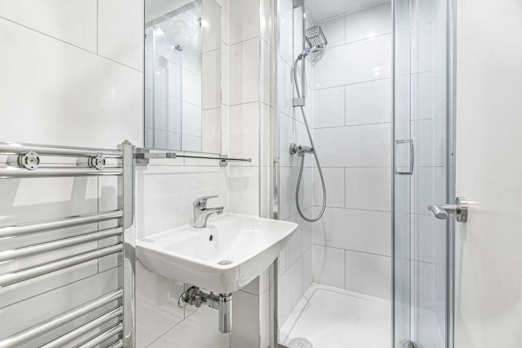 Jeannine bathroom single rooms